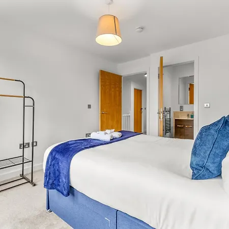 Modern 2br Urban Nest In Salford, For 4