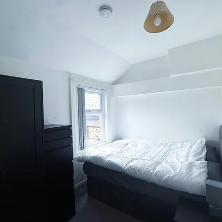 Modern 3-bedroom Near Centre