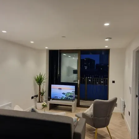 Luxury 2 Bed Apartment, With A Balcony & Canal View In Centre! شقة