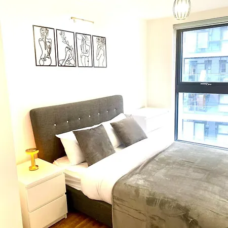 Lux Stylish 2 Bed High Rise With Parking And Balcony