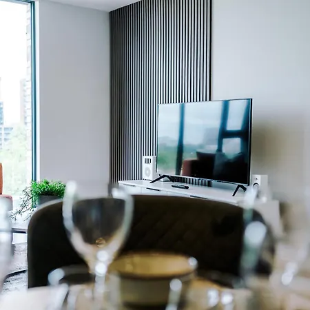 Modern 2br Parking Great Location & Amenities 맨체스터