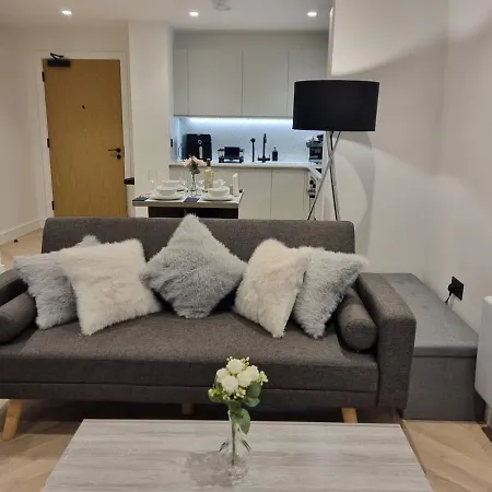 شقة Luxury 2 Bed Apartment, With A Balcony & Canal View In Centre!