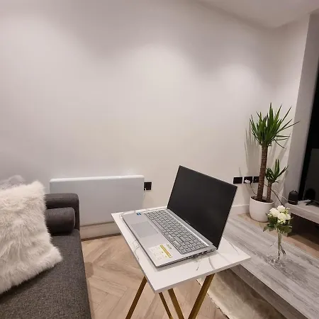 شقة Luxury 2 Bed Apartment, With A Balcony & Canal View In Centre!