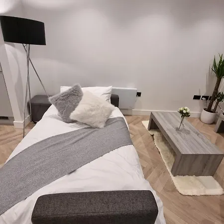 Luxury 2 Bed Apartment, With A Balcony & Canal View In Centre! شقة *