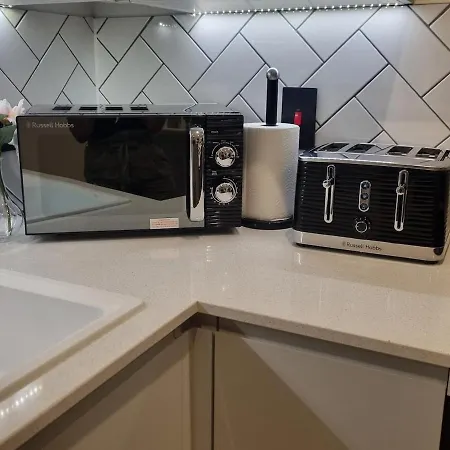 Luxury 2 Bed Apartment, With A Balcony & Canal View In Centre! *