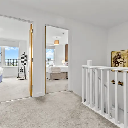 Modern 2br Urban Nest In Salford, For 4 شقة