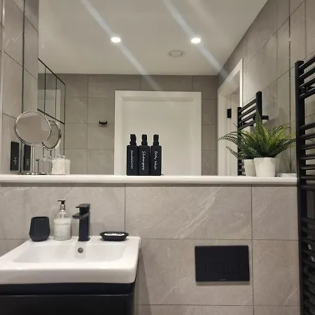 Luxury 2 Bed Apartment, With A Balcony & Canal View In Centre! * مانشستر