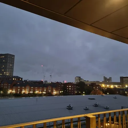 شقة Luxury 2 Bed Apartment, With A Balcony & Canal View In Centre!