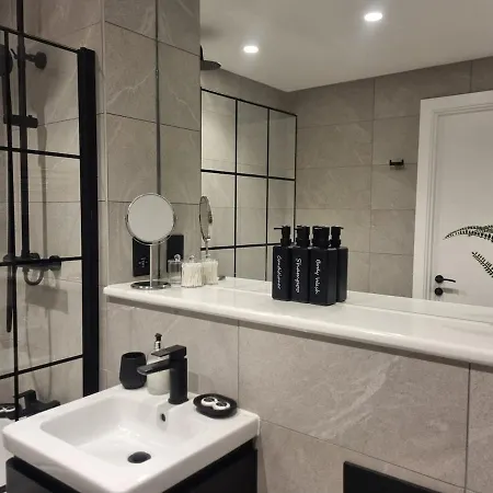 Luxury 2 Bed Apartment, With A Balcony & Canal View In Centre! مانشستر