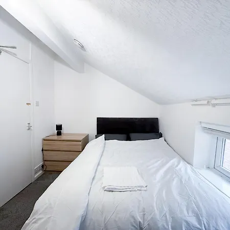 Modern 3-bedroom Near Centre Apartment *