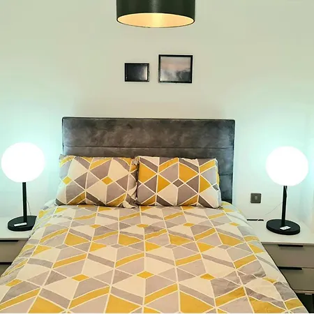 2 Bed Sleeps 4 With Free Parking