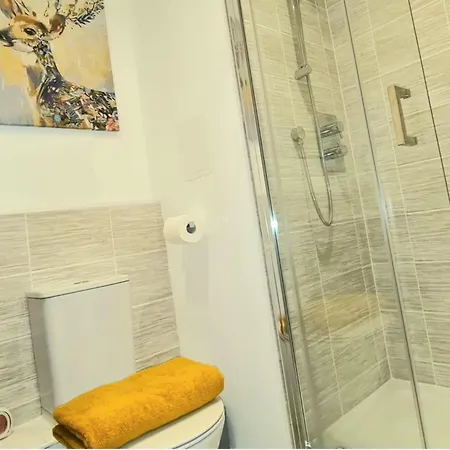 2 Bed Sleeps 4 With Free Parking *