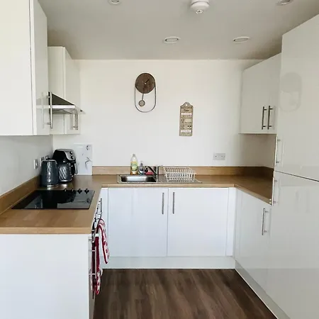 Apartment Modern & Cozy With Balcony, Near Media Centre & Old Trafford Stadium *