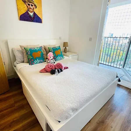 Modern & Cozy With Balcony, Near Media Centre & Old Trafford Stadium *