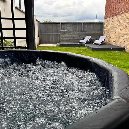 Spacious 5-bed House With A Hot Tub Sleeps 10 * Manchester