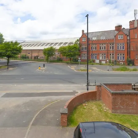 Cozy 2 Bedroom In Quiet M16 Area Prefect For Friends Or Couples *