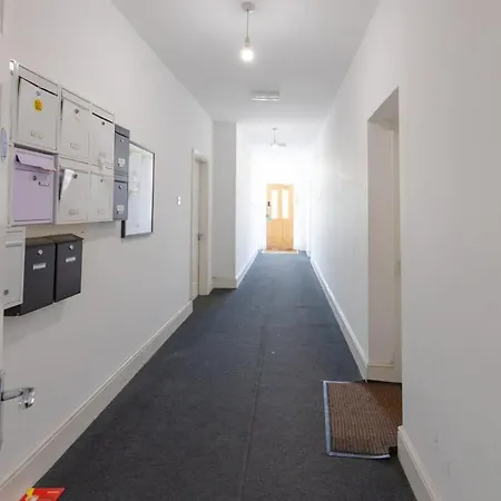 Apartment Cozy 2 Bedroom In Quiet M16 Area Prefect For Friends Or Couples