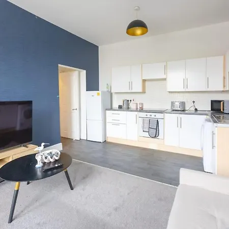 Cozy 2 Bedroom In Quiet M16 Area Prefect For Friends Or Couples Apartment *