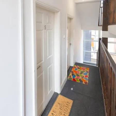 Cozy 2 Bedroom In Quiet M16 Area Prefect For Friends Or Couples *