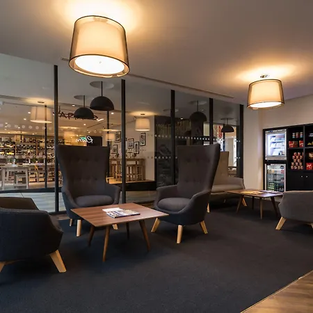 Roomzzz Victoria Aparthotel 4*