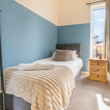 Holiday home Contractor Near Etihad Stadium & Co-op Live With Free Parking
