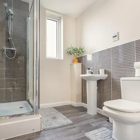 Contractor Near Etihad Stadium & Co-op Live With Free Parking 맨체스터