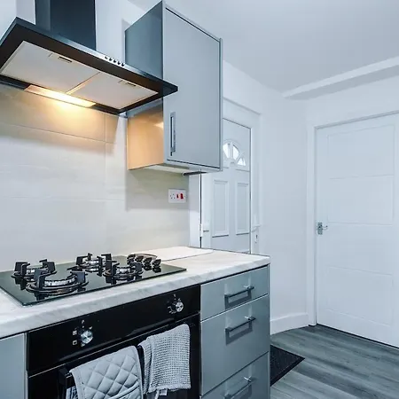 Newly Refurbished 2 Bed House With Free Parking & 15 Mins To Centre By Kammili