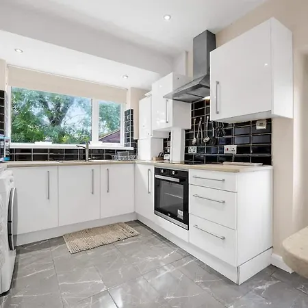 4 Bed Northenden Free Parking