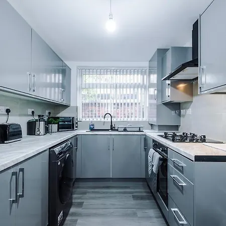 Newly Refurbished 2 Bed House With Free Parking & 15 Mins To Centre By Kammili Μάντσεστερ