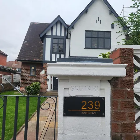 Charming Tudor White House Free Wifi