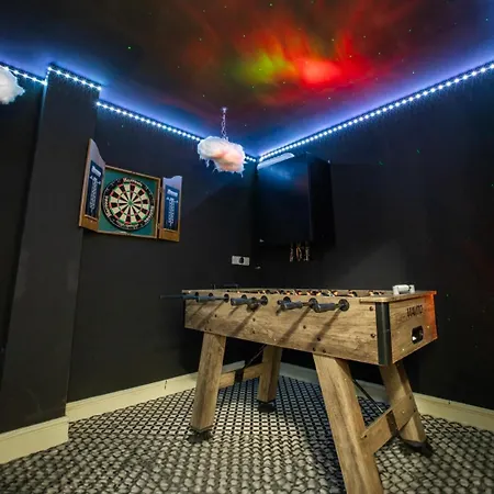 Townhouse Sleeps 14 - Free Parking بيت للعطل *