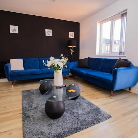 Townhouse Sleeps 14 - Free Parking