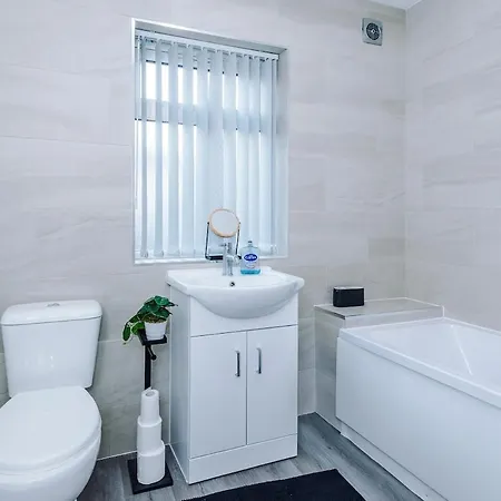 Newly Refurbished 2 Bed House With Free Parking & 15 Mins To Centre By Kammili Μάντσεστερ