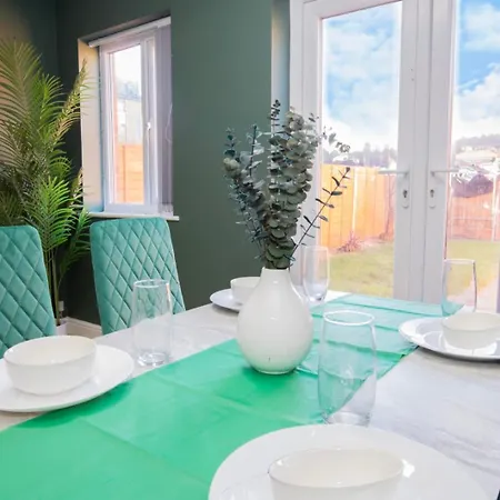 Townhouse Sleeps 14 - Free Parking بيت للعطل مانشستر