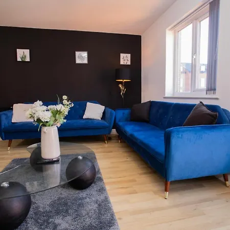 Townhouse Sleeps 14 - Free Parking بيت للعطل *