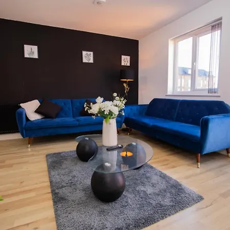 Townhouse Sleeps 14 - Free Parking بيت للعطل مانشستر