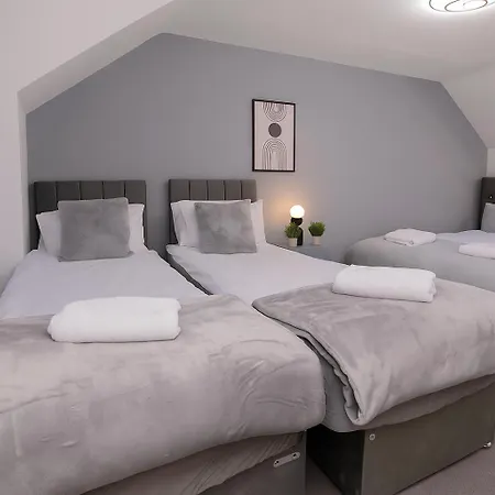 Townhouse Sleeps 14 - Free Parking * مانشستر