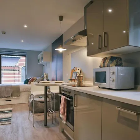 For Students Only - Victoria Point In * マンチェスター