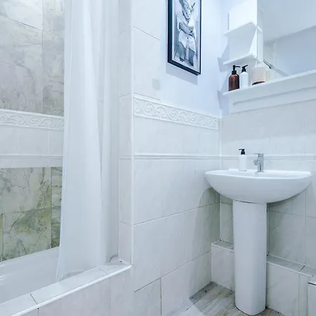 2br Heights Sleeps 7 Parking & Wifi Apartmán