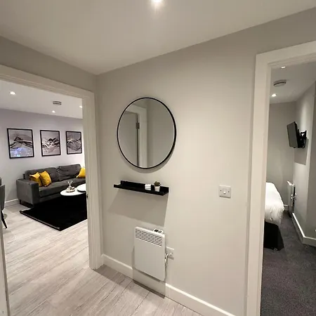 Modern 2 Bed, 2 Bath With Ensuite By Avalora Short Lets & Serviced Salford, Near Tram Manchester, Train Station, Parking