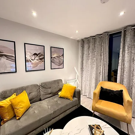 Modern 2 Bed, 2 Bath With Ensuite By Avalora Short Lets & Serviced Salford, Near Tram Manchester, Train Station, Parking *