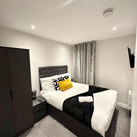 Modern 2 Bed, 2 Bath With Ensuite By Avalora Short Lets & Serviced Salford, Near Tram Manchester, Train Station, Parking Manchester