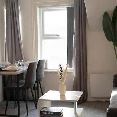 Modern 3-bedroom Near Centre Apartment *