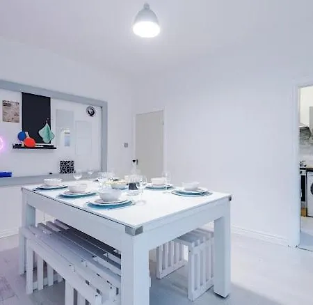 Sleep7, Pool Table, Ttennis, Free Parking, 3br