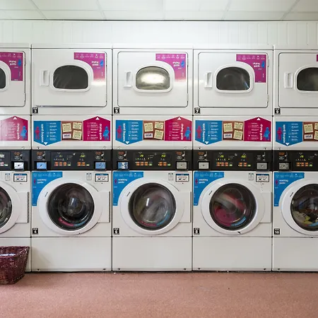 John Lester And Eddie Colman Courts In Salford דירה