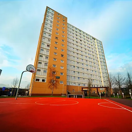 John Lester And Eddie Colman Courts In Salford דירה *