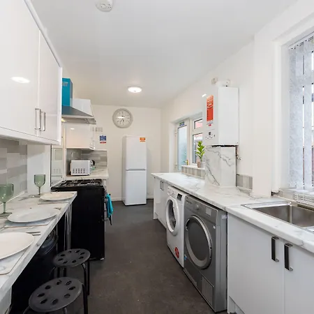 Charming 4-bed In 3* Manchester