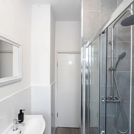 Charming 4-bed In 3*