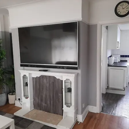 Bright 4-bed House 15 Min To Centre * Manchester