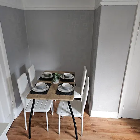 Bright 4-bed House 15 Min To Centre